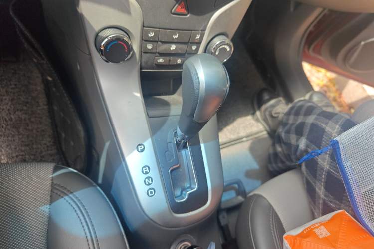 Used Chevrolet Cruze 2013 1.8L SE AT Gear Lever