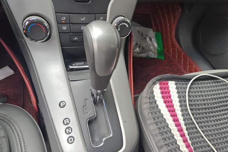 Used Chevrolet Cruze 2013 1.8L SE AT Gear Lever