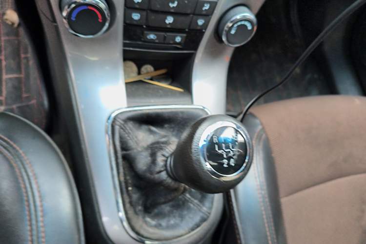 Used Chevrolet Cruze 2013 Hatchback 1.6L Manual Luxury Model Gear Lever