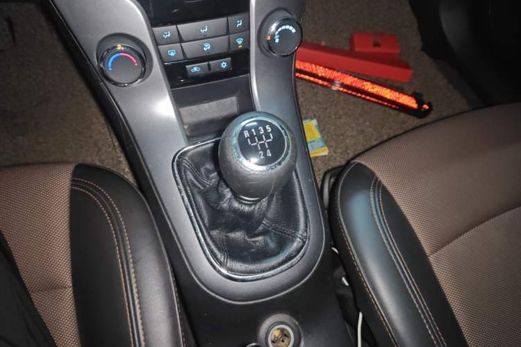 Used Chevrolet Cruze 2013 Hatchback 1.6L Manual Luxury Model Gear Lever