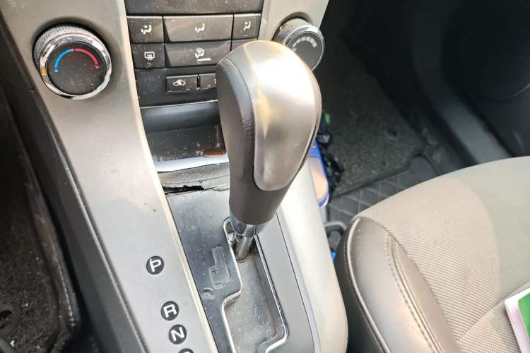 Used Chevrolet Cruze 2013 1.6L SE AT Gear Lever