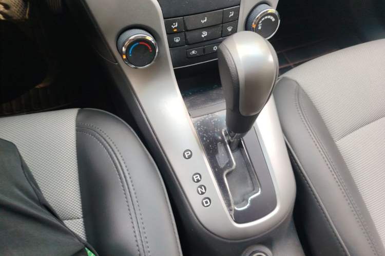 Used Chevrolet Cruze 2013 1.8L SE AT Gear Lever