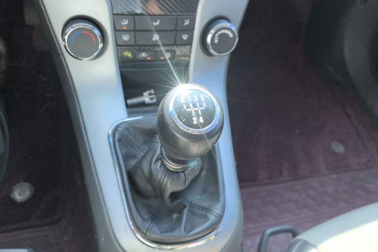Used Chevrolet Cruze 2013 1.6L SL MT Gear Lever