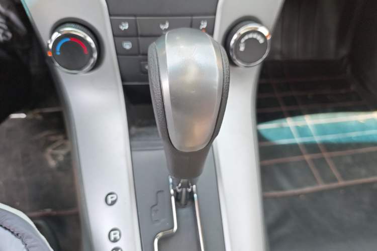 Used Chevrolet Cruze 2013 1.8L SE AT Gear Lever