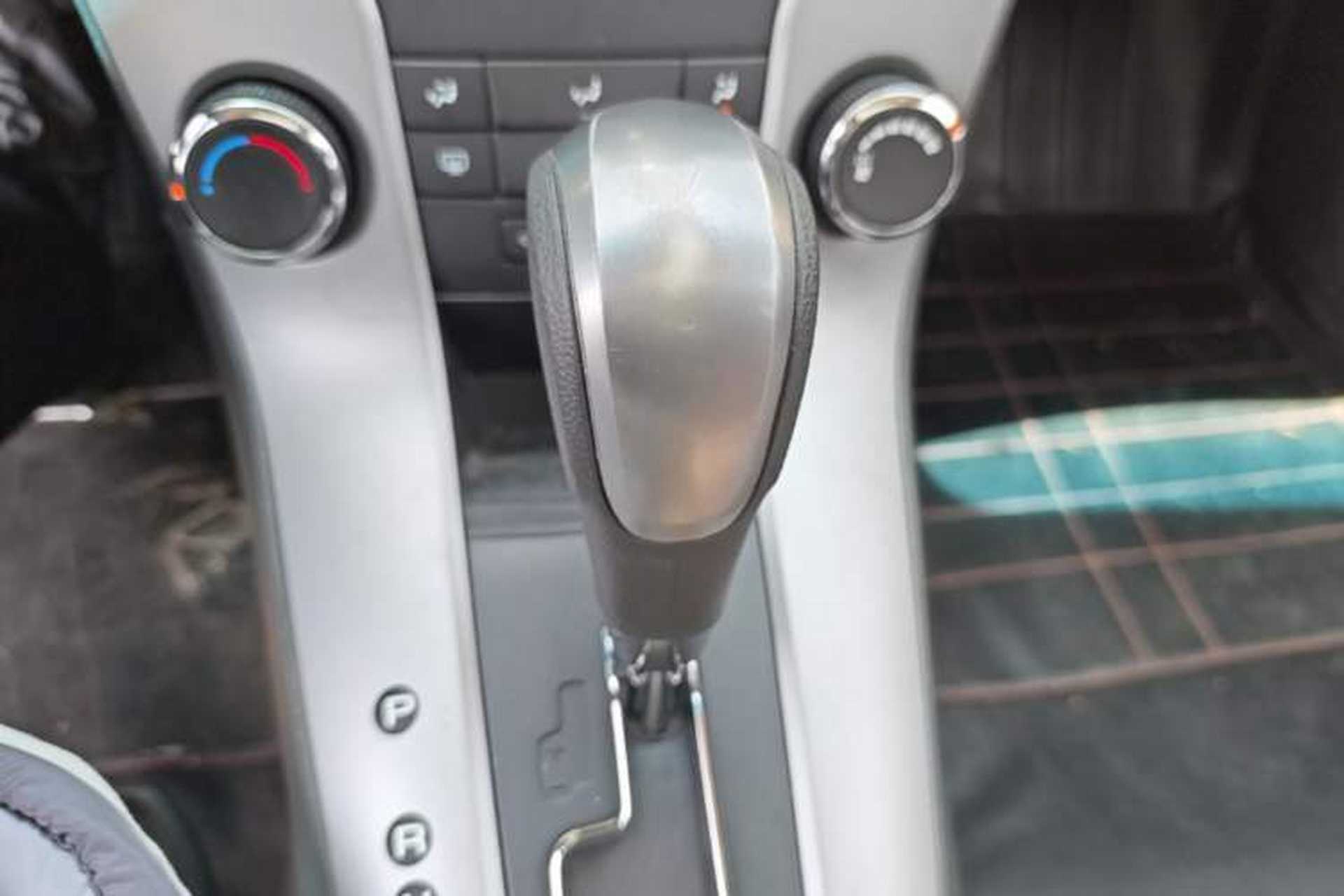 Used Chevrolet Cruze 2013 1.8L SE AT Gear Lever