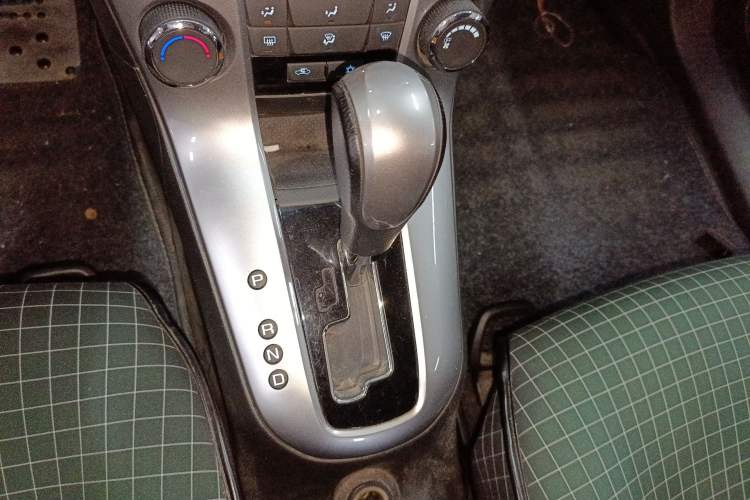 Used Chevrolet Cruze 2013 Hatchback 1.6L Automatic Luxury Model Gear Lever