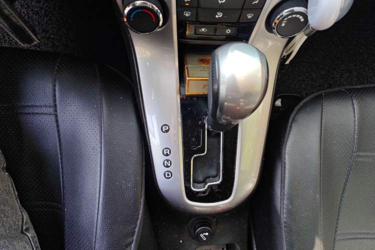 Used Chevrolet Cruze 2013 Hatchback 1.6L Automatic Luxury Model Gear Lever