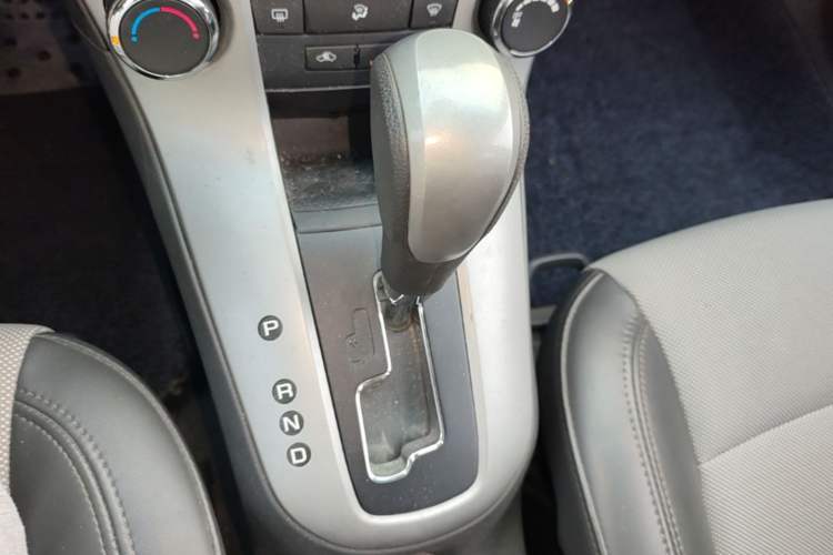 Used Chevrolet Cruze 2013 1.8L SE AT Gear Lever