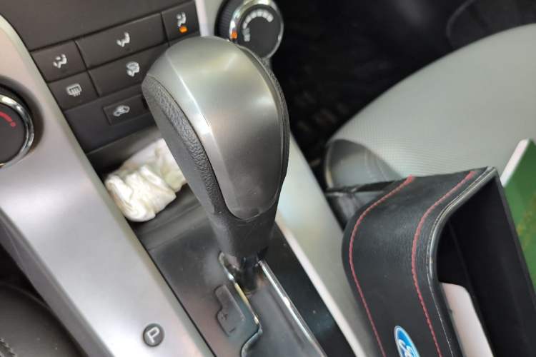Used Chevrolet Cruze 2013 1.8L SE AT Gear Lever