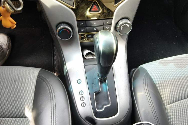 Used Chevrolet Cruze 2013 1.8L SE AT Gear Lever