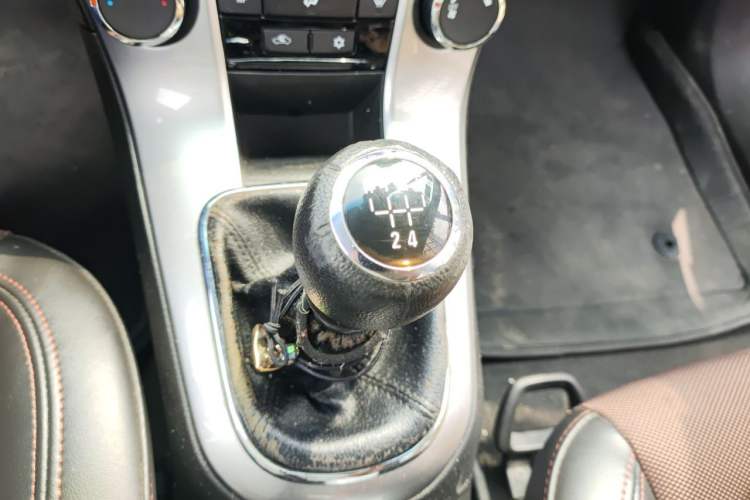 Used Chevrolet Cruze 2013 Hatchback 1.6L Manual Luxury Model Gear Lever