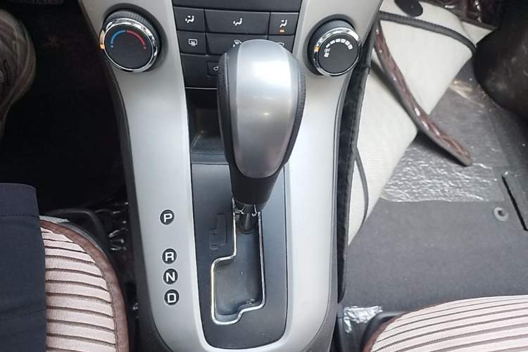Used Chevrolet Cruze 2013 1.8L SE AT Gear Lever