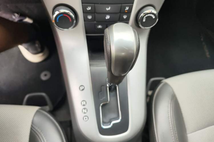 Used Chevrolet Cruze 2013 1.8L SE AT Gear Lever
