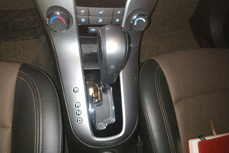 Used Chevrolet Cruze 2013 Hatchback 1.6L Automatic Luxury Model Gear Lever