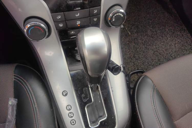 Used Chevrolet Cruze 2013 Hatchback 1.6L Automatic Luxury Model Gear Lever