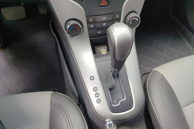 Used Chevrolet Cruze 2013 1.8L SE AT Gear Lever