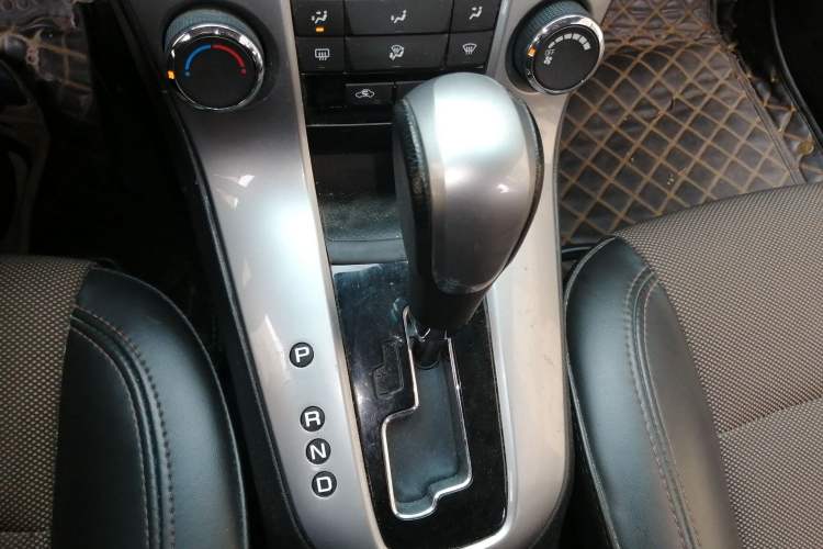 Used Chevrolet Cruze 2013 Hatchback 1.6L Automatic Luxury Model Gear Lever