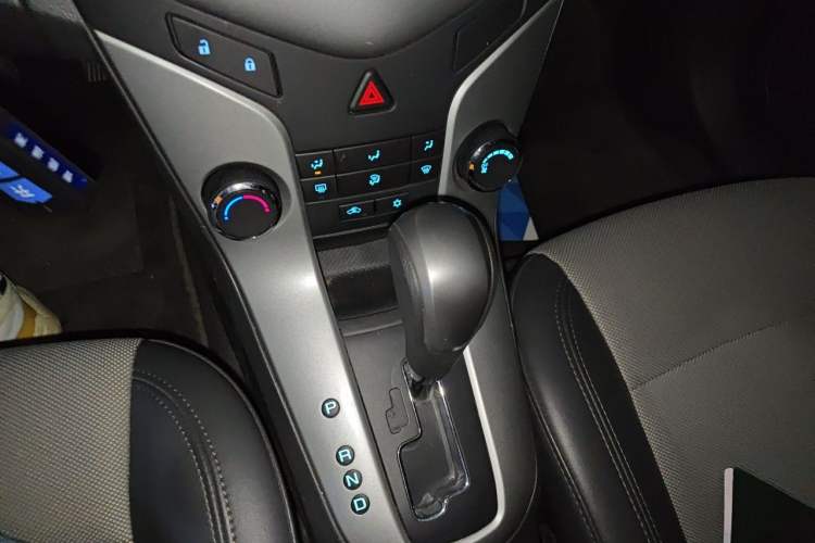 Used Chevrolet Cruze 2013 1.6L SE AT Gear Lever