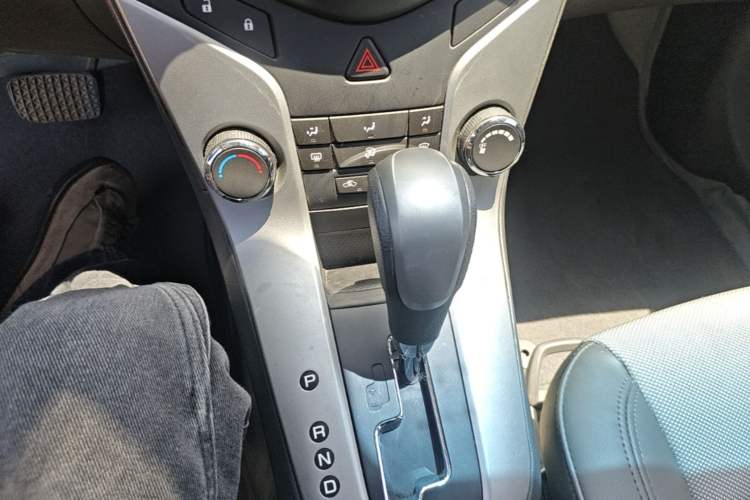Used Chevrolet Cruze 2013 1.8L SE AT Gear Lever