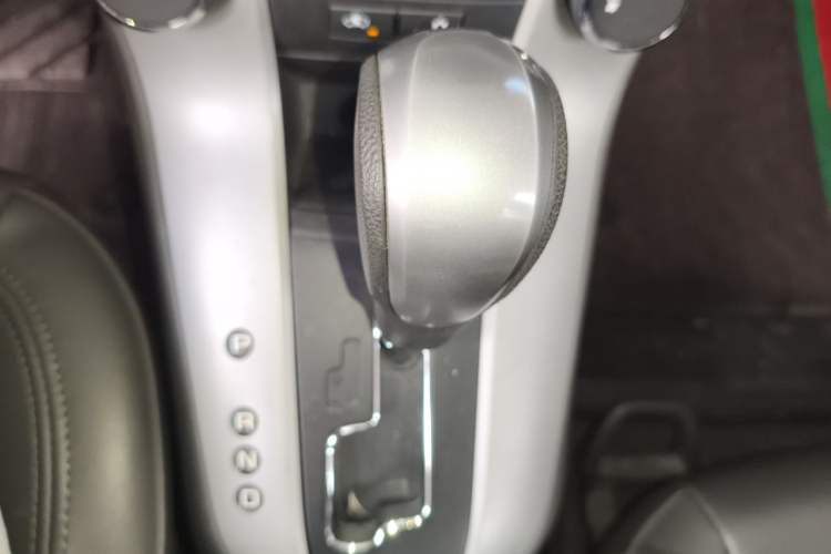 Used Chevrolet Cruze 2013 1.8L SE AT Gear Lever
