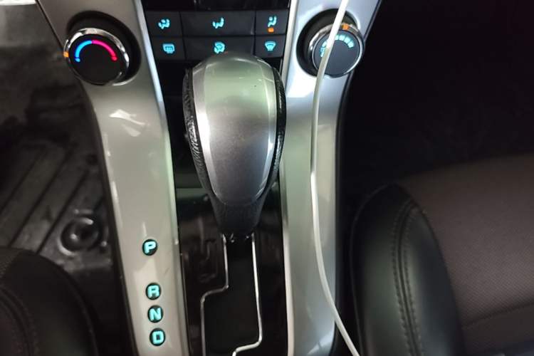 Used Chevrolet Cruze 2013 Hatchback 1.6L Automatic Luxury Model Gear Lever