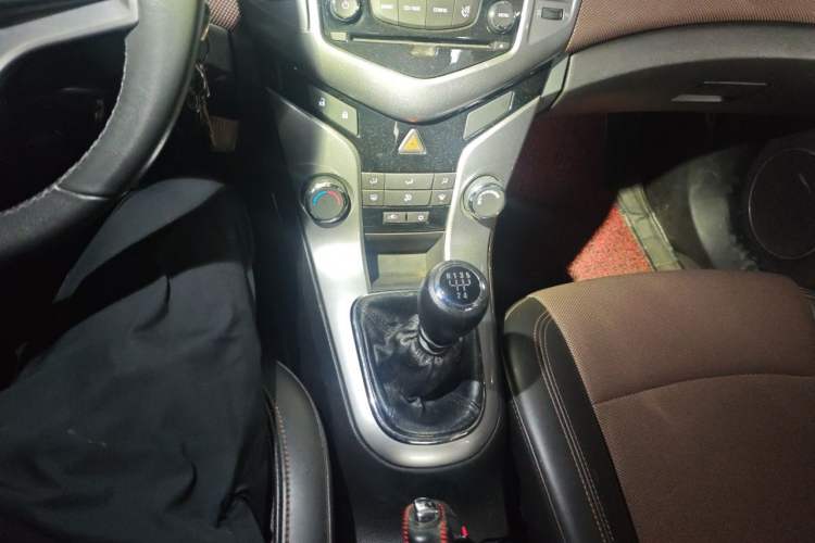 Used Chevrolet Cruze 2013 Hatchback 1.6L Manual Luxury Model Gear Lever