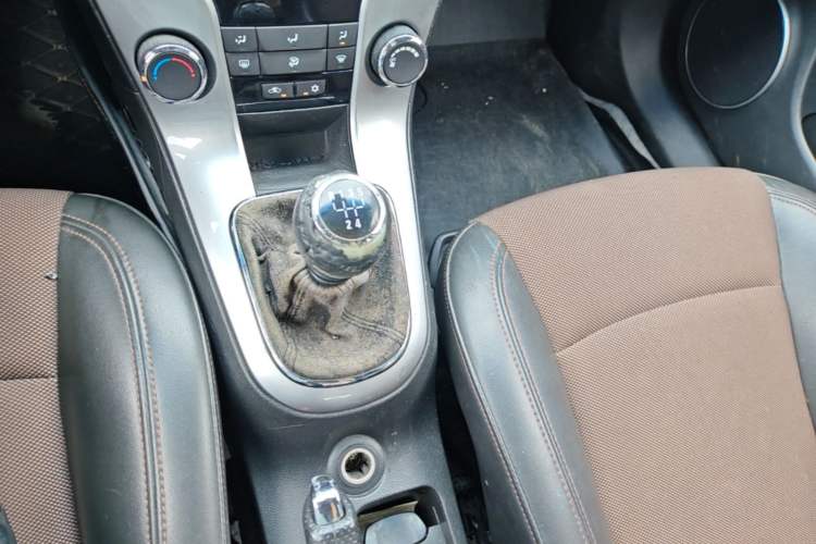 Used Chevrolet Cruze 2013 Hatchback 1.6L Manual Luxury Model Gear Lever