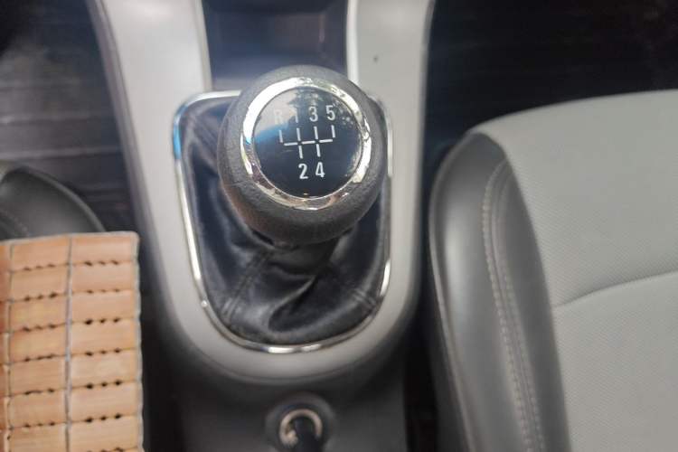 Used Chevrolet Cruze 2013 1.6L SE MT Gear Lever