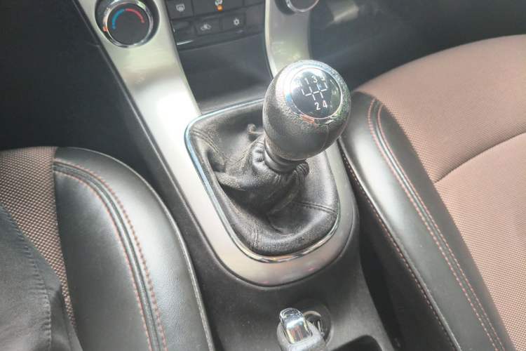 Used Chevrolet Cruze 2013 Hatchback 1.6L Manual Luxury Model Gear Lever