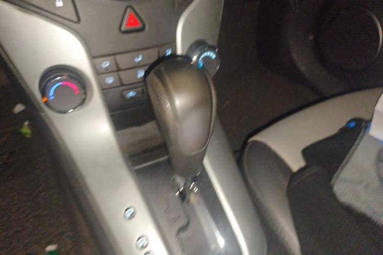 Used Chevrolet Cruze 2013 1.8L SE AT Gear Lever