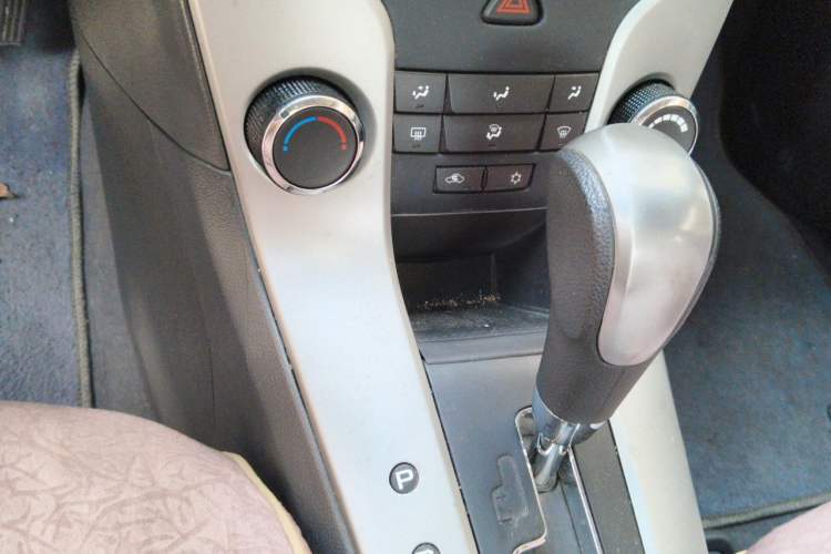 Used Chevrolet Cruze 2013 Hatchback 1.6L Automatic Luxury Model Gear Lever