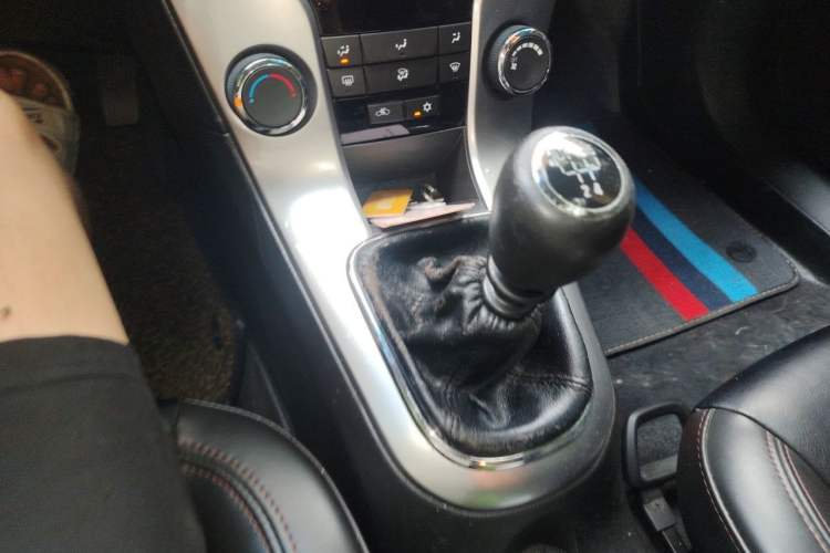 Used Chevrolet Cruze 2013 Hatchback 1.6L Manual Luxury Model Gear Lever