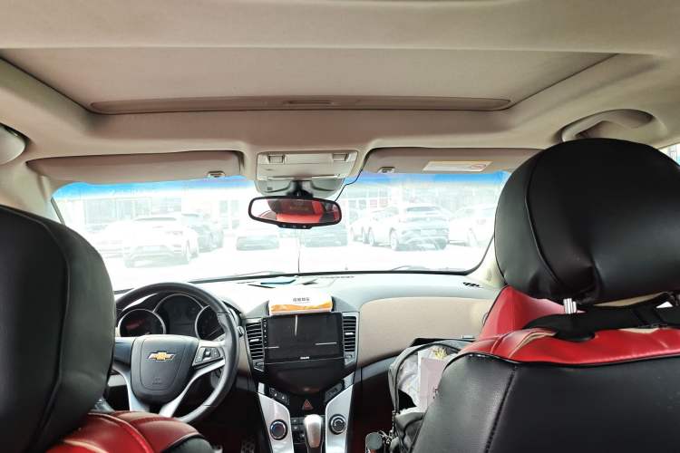 Used Chevrolet Cruze 2013 Hatchback 1.6L Automatic Luxury Model Headliner