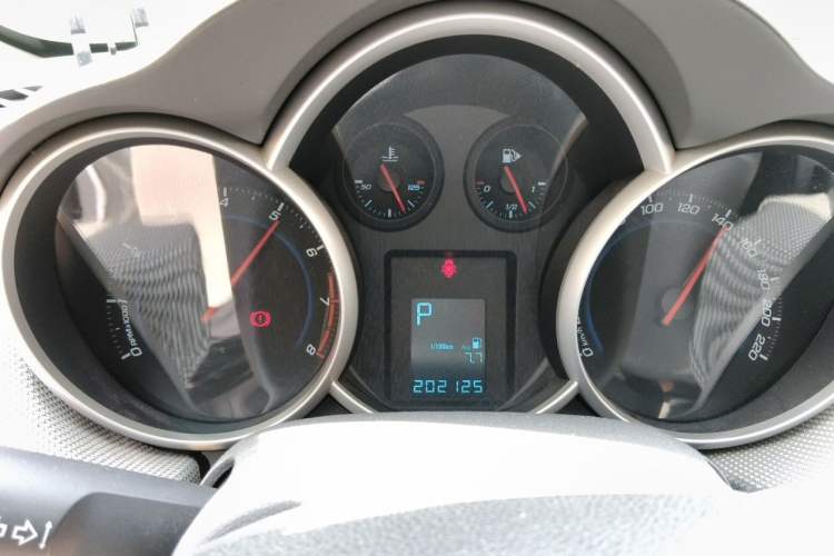 Used Chevrolet Cruze 2013 1.8L SE AT Instrument Cluster
