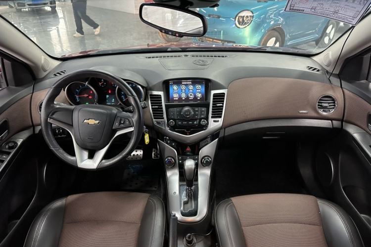 Used Chevrolet Cruze 2013 Hatchback 1.6L Automatic Luxury Model Interior 10