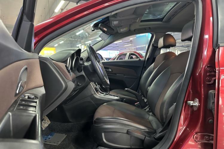 Used Chevrolet Cruze 2013 Hatchback 1.6L Automatic Luxury Model Interior 2