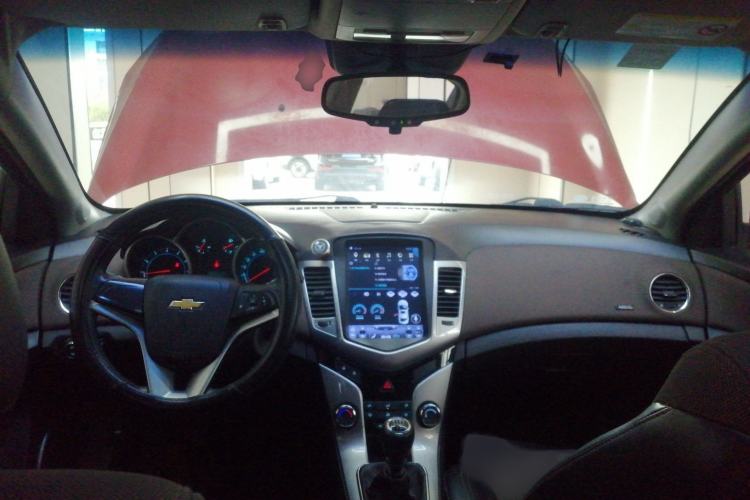 Used Chevrolet Cruze 2013 Hatchback 1.6L Manual Luxury Model Interior 2