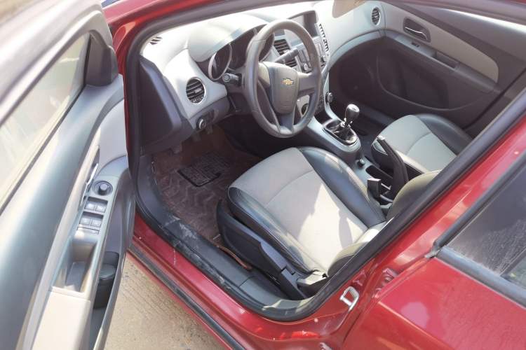 Used Chevrolet Cruze 2013 1.6L SL MT Interior 3