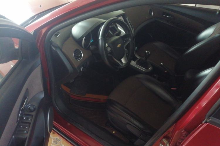 Used Chevrolet Cruze 2013 Hatchback 1.6L Manual Luxury Model Interior 3