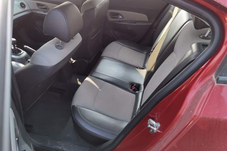 Used Chevrolet Cruze 2013 1.6L SL MT Interior 4