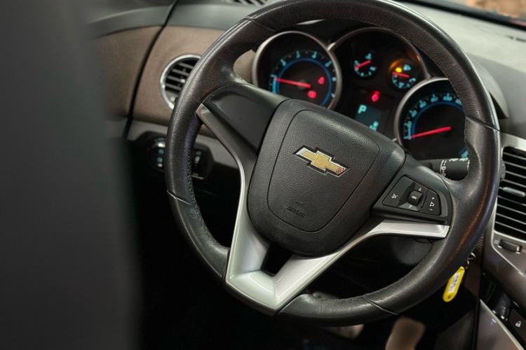 Used Chevrolet Cruze 2013 Hatchback 1.6L Automatic Luxury Model Interior 8