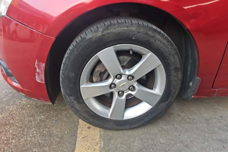 Used Chevrolet Cruze 2013 Hatchback 1.6L Automatic Luxury Model Left Front Wheel Hub