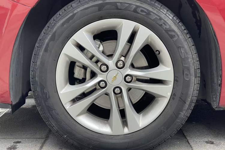 Used Chevrolet Cruze 2013 Hatchback 1.6L Automatic Luxury Model Left Front Wheel Hub
