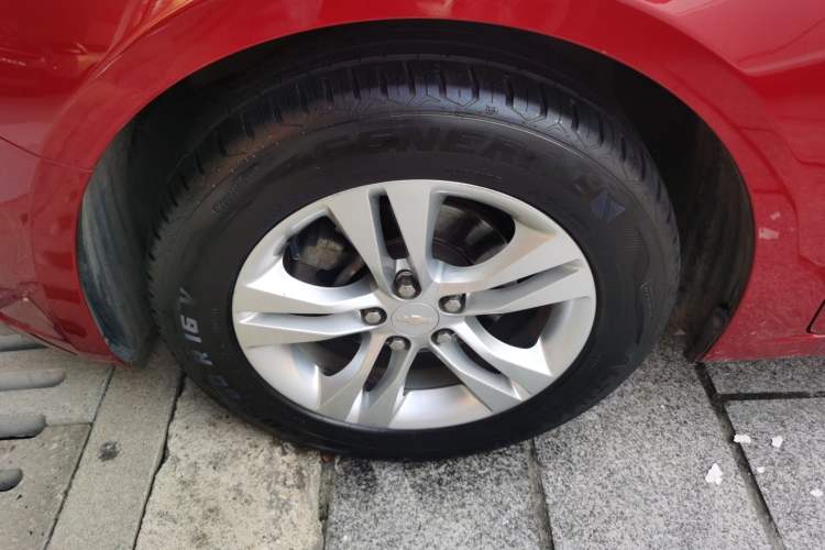 Used Chevrolet Cruze 2013 Hatchback 1.6L Manual Luxury Model Left Front Wheel Hub