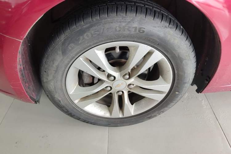Used Chevrolet Cruze 2013 Hatchback 1.6L Automatic Luxury Model Left Front Wheel Hub
