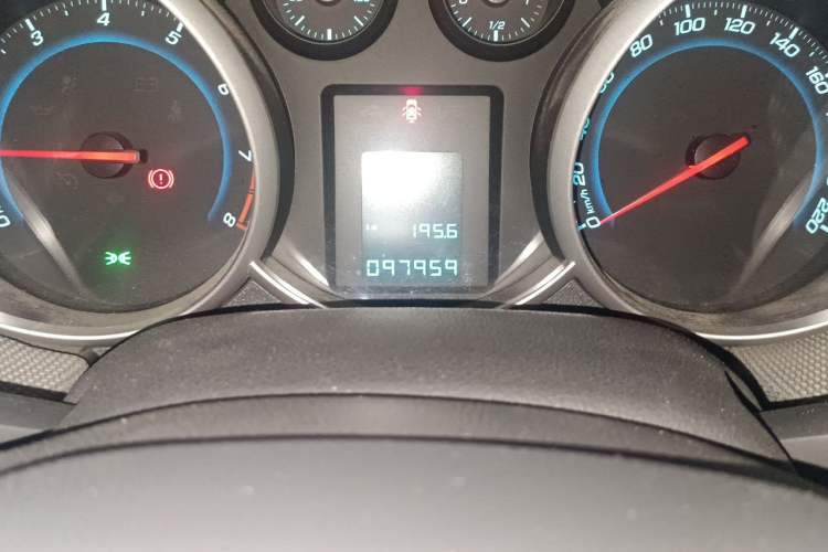 Used Chevrolet Cruze 2013 1.8L SE AT Odometer Close Up