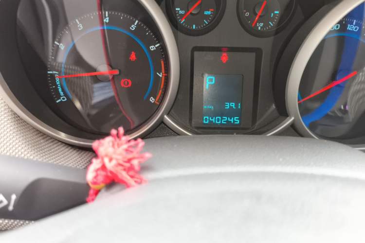Used Chevrolet Cruze 2013 1.8L SE AT Odometer Close Up