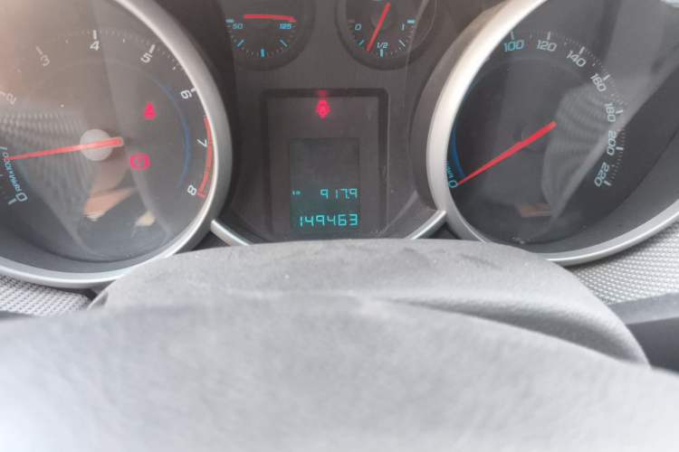 Used Chevrolet Cruze 2013 1.6L SE MT Odometer Close Up