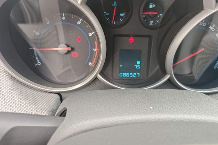 Used Chevrolet Cruze 2013 1.6L SE MT Odometer Close Up