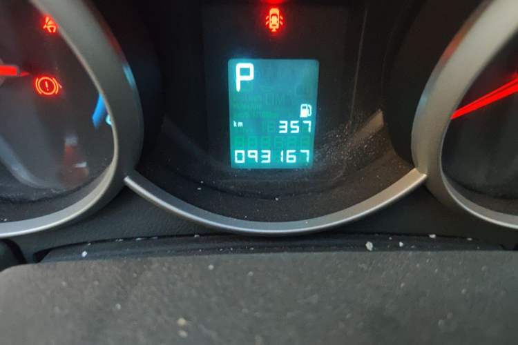 Used Chevrolet Cruze 2013 1.6L SL Grand Edition Automatic Odometer Close Up